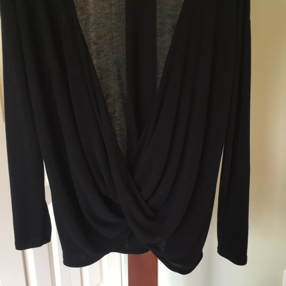 Black sweater cross drape - Picture 2 of 4